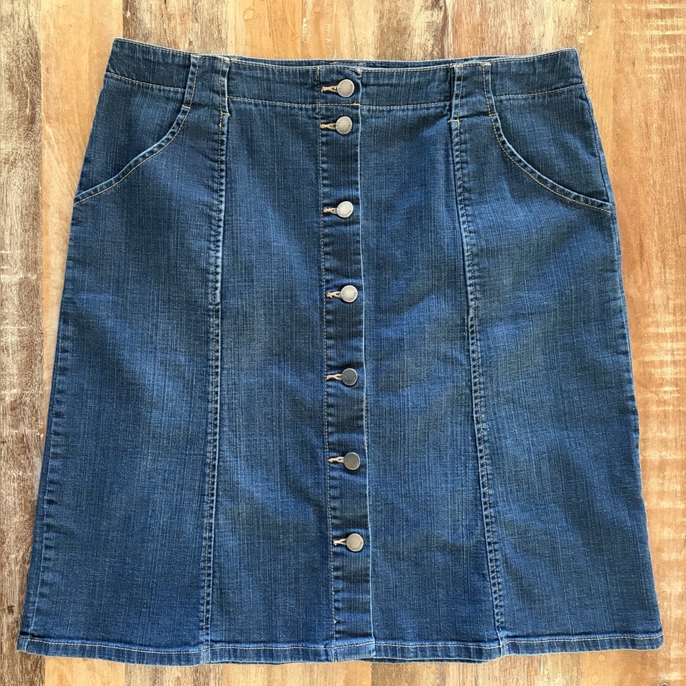 Liz Claiborne Knee Length Button-Front Denim Skirt, Size 14